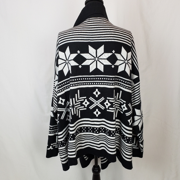 Black and White Winter Theme Coat Wrap - Picture 4 of 7